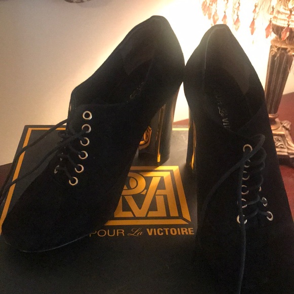 Ankle boots - Picture 1 of 5